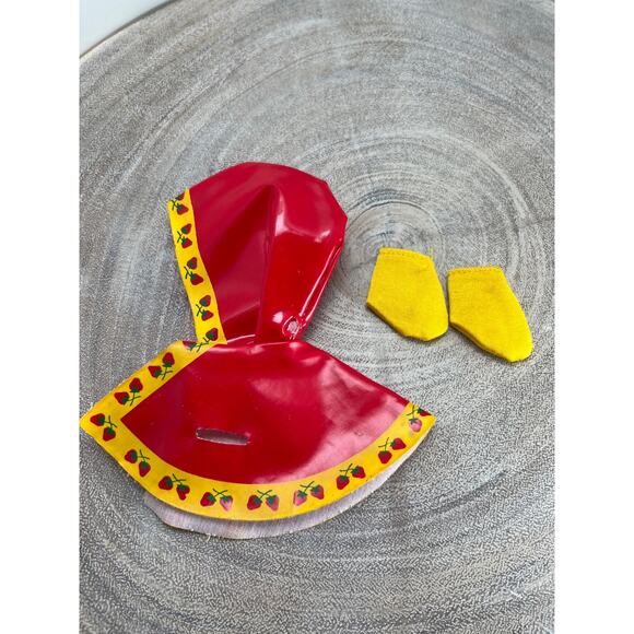 Vintage Kenner Strawberry Shortcake Berry Rainy Day Raincoat and 2 boot Socks - Picture 4 of 5